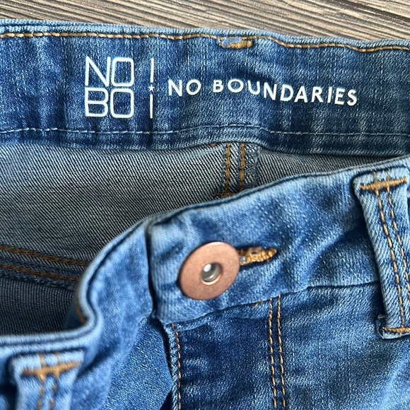 No Boundaries Blue High Rise Jeans Classic Fit - Picture 3 of 8